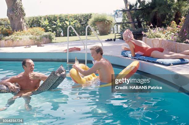 Saint-Jean-Cap-Ferrat, France, août 1963 --- L'acteur David NIVEN en vacances en famille dans la plus belle villa de la Côte, se baignant dans la...