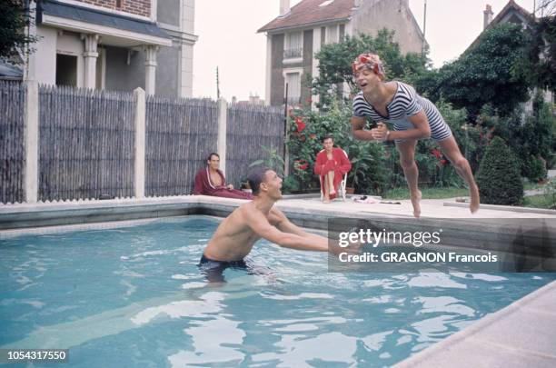 Garches, France, septembre 1964 --- Le nageur français Alain GOTTVALLES chez lui, dans sa maison de Garches. Il vient de pulvériser, à Budapest, le...