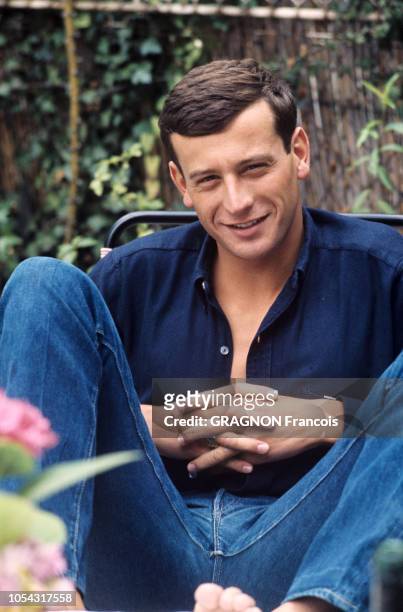 Garches, France, septembre 1964 --- Le nageur français Alain GOTTVALLES chez lui, dans sa maison de Garches. Il vient de pulvériser, à Budapest, le...