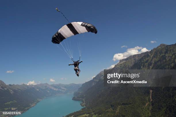 gleitschirm gleitet durch die luft - parachute stock-fotos und bilder