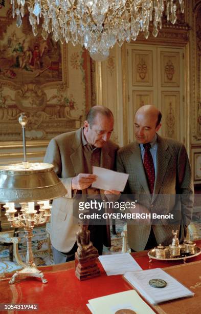 Paris, France, 27 avril 1996 --- Jacques CHIRAC invite son premier ministre Alain JUPPE en privé à l'Elysée. Jacques CHIRAC et Alain JUPPE dans les...