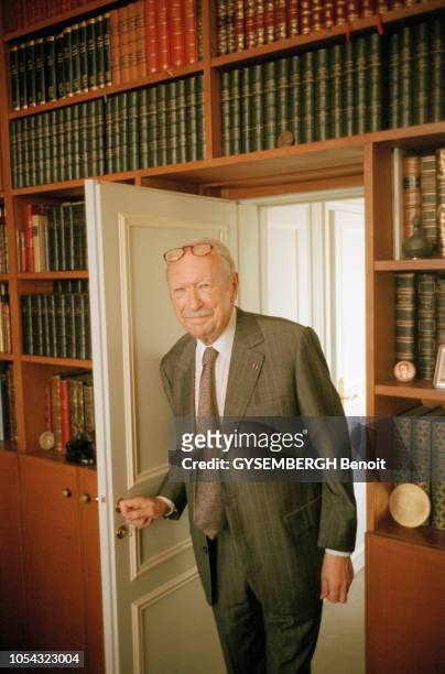 Séance photo avec l'écrivain et académicien Jean DUTOURD qui pose chez lui à Paris le 16 août 2000.