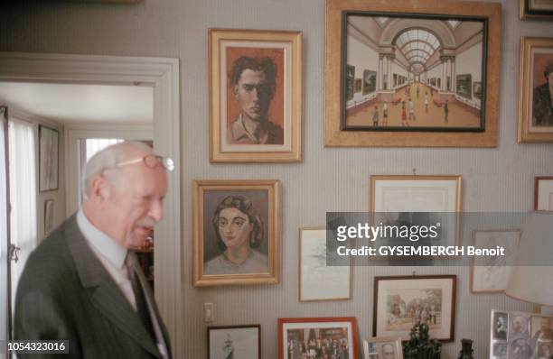 Séance photo avec l'écrivain et académicien Jean DUTOURD qui pose chez lui à Paris le 16 août 2000.