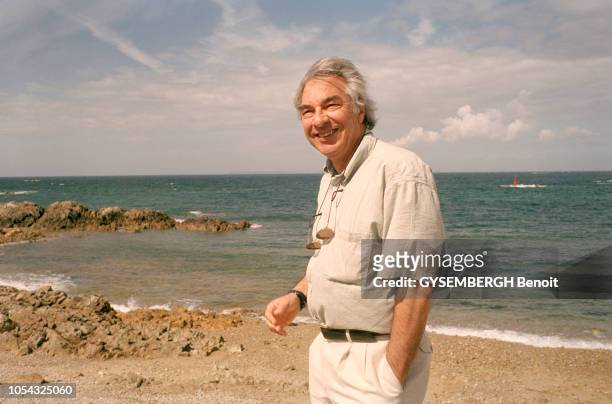 écrivain et scénariste Didier DECOIN en vacances à La Hague dans le Cotentin en août 2000. Ici, souriant, en plan américain, de trois-quarts, dos à...