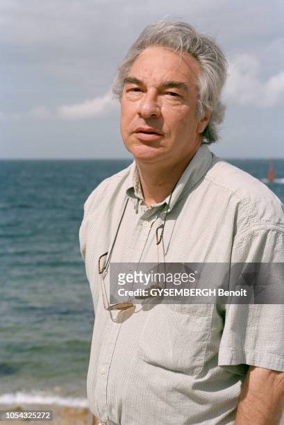 écrivain et scénariste Didier DECOIN en vacances à La Hague dans le Cotentin en août 2000. Portrait en plan taille, de trois-quarts et sans lunettes,...