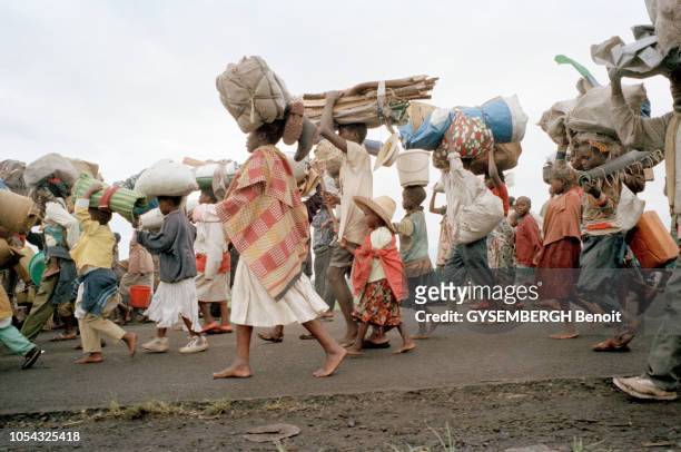 Exode massif de près de 600 000 réfugiés hutus rwandais du Zaïre vers le Rwanda à la suite du conflit qui vient d'éclater au Kivu en octobre 1996,...