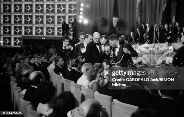 Le 9ème Festival de CANNES 1956 s'est déroulé du 23 avril au 10 mai : la cérémonie de clôture avec la remise des prix. Ambiance dans la salle avec...