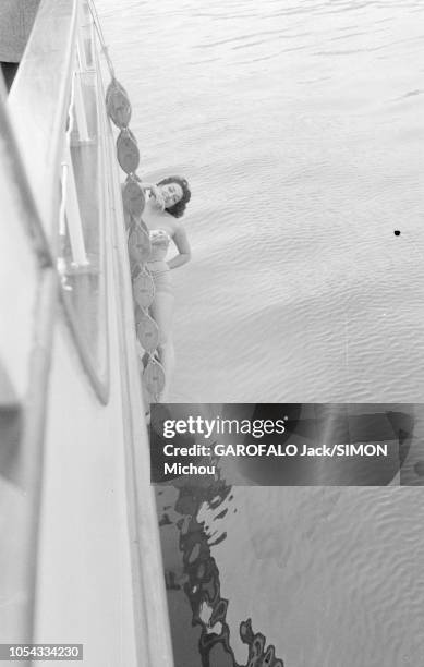 Le 9ème Festival de CANNES 1956 s'est déroulé du 23 avril au 10 mai. Le commandant Jacques-Yves COUSTEAU reçoit les vedettes du Festival à bord de la...