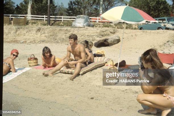 Dans le Var, août 1964 --- Jean-Paul BELMONDO en vacances en famille avec son épouse Elodie et leurs trois enfants Patricia 11 ans, Florence 5 ans et...