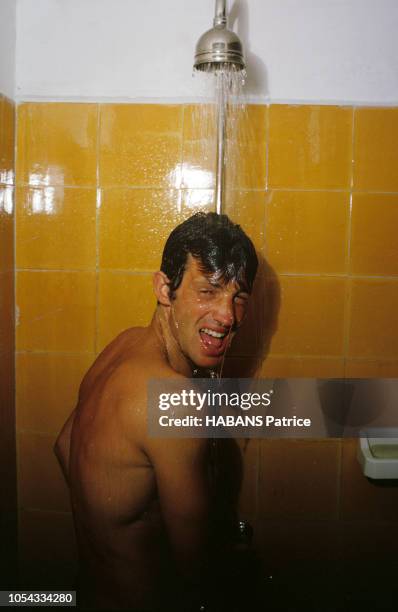 Dans le Var, août 1964 --- Jean-Paul BELMONDO en vacances en famille avec son épouse Elodie et leurs trois enfants Patricia 11 ans, Florence 5 ans et...