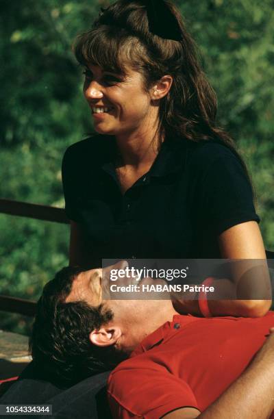 Dans le Var, août 1964 --- Jean-Paul BELMONDO en vacances en famille avec son épouse Elodie et leurs trois enfants Patricia 11 ans, Florence 5 ans et...