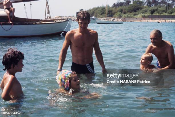 Dans le Var, août 1964 --- Jean-Paul BELMONDO en vacances en famille avec son épouse Elodie et leurs trois enfants Patricia 11 ans, Florence 5 ans et...