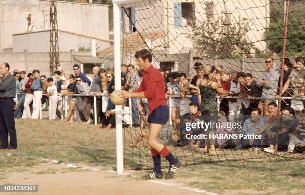 Dans le Var, août 1964 --- Jean-Paul BELMONDO en vacances en famille avec son épouse Elodie et leurs trois enfants Patricia 11 ans, Florence 5 ans et...