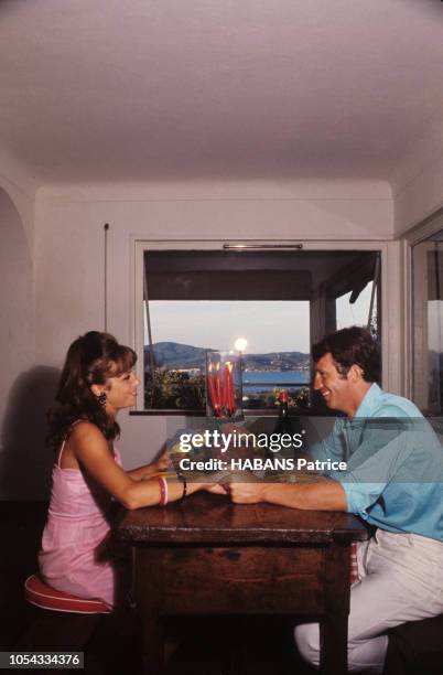 Dans le Var, août 1964 --- Jean-Paul BELMONDO en vacances en famille avec son épouse Elodie et leurs trois enfants Patricia 11 ans, Florence 5 ans et...