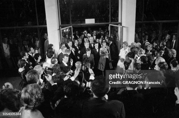 Le 12ème Festival de Cannes se déroule du 30 avril au 15 mai 1959 : arrivée au Palais des festivals de l'équipe du film "Les 400 coups" de François...