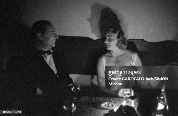 Le 9ème Festival de CANNES 1956 s'est déroulé du 23 avril au 10 mai : attitude souriante d'Ingrid BERGMAN assise aux côtés de son mari Roberto...