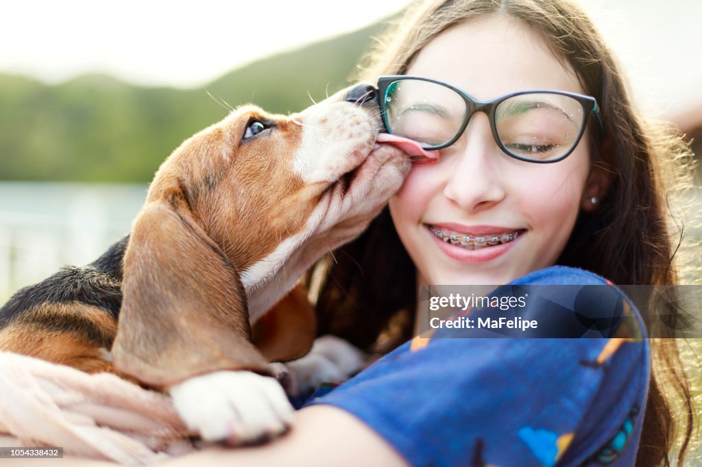 Jong meisje spelen met de hond terwijl het geven van hem een bad