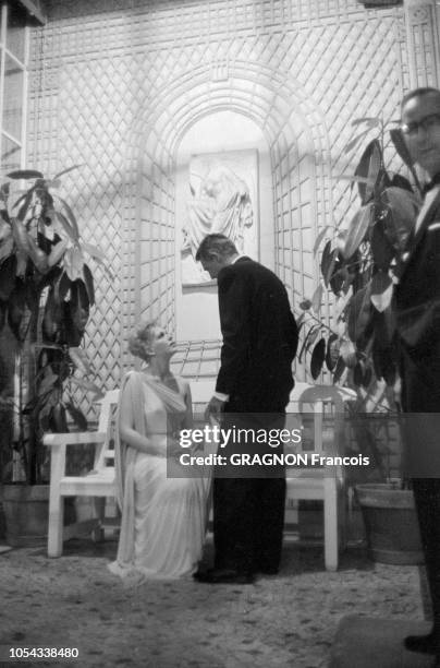 Le 12ème Festival de Cannes se déroule du 30 avril au 15 mai 1959 : Kim NOVAK assise sur un banc, au milieu de plantes, la tête levée vers Cary GRANT...