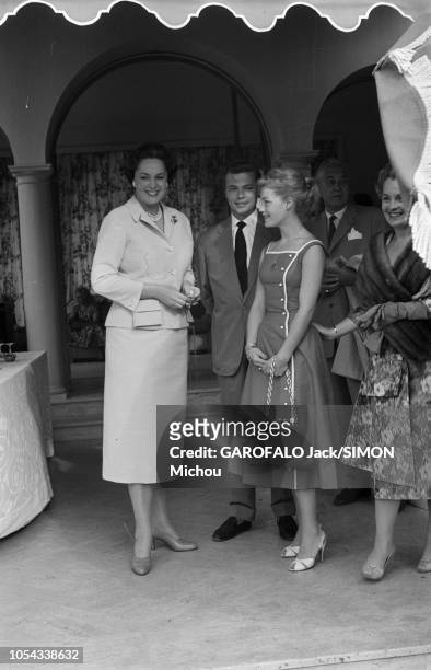 Le 10ème Festival de Cannes se déroule du 2 au 17 mai 1957 : attitude souriante de la BEGUM recevant ses invités dans sa villa Yakimour sur les...