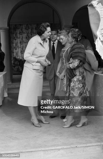 Le 10ème Festival de Cannes se déroule du 2 au 17 mai 1957 : attitude souriante de la BEGUM recevant ses invités dans sa villa Yakimour sur les...