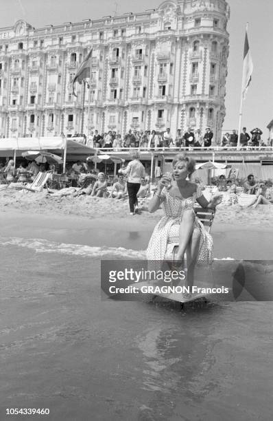 Le 13ème Festival de Cannes se déroule du 4 au 20 mai 1960 : sur la plage du Voilier, une des plus élégantes et des plus courues de Cannes, le...