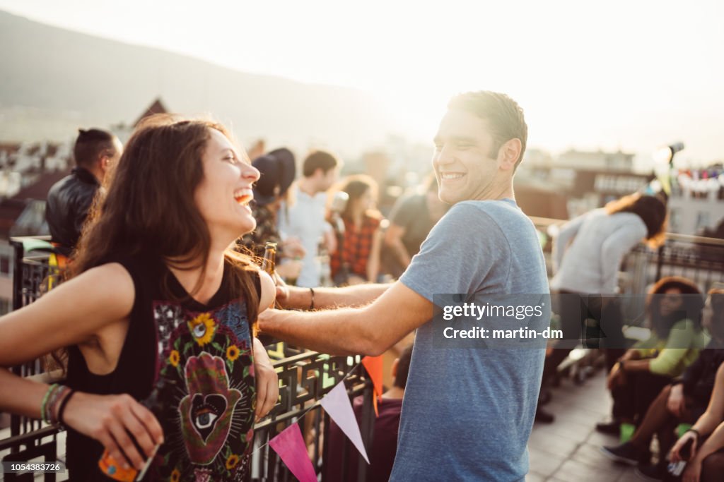 Freunde auf Party auf dem Dach