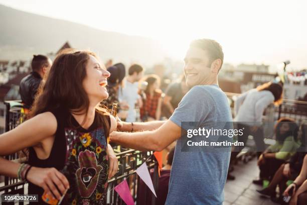 amis à partie sur le toit - flirter photos et images de collection