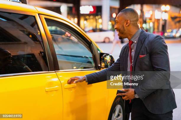 geschäftsmann stoppen cab in chicago - businessman taxi stock-fotos und bilder