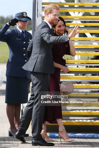 Prince Harry, Duke of Sussex and Meghan, Duchess of Sussex depart Sydney Airport on October 28, 2018 in Sydney, Australia. The Duke and Duchess of...