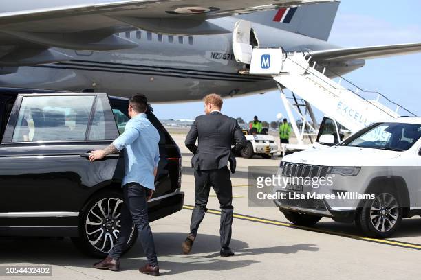 Prince Harry, Duke of Sussex and Meghan, Duchess of Sussex depart Sydney Airport on October 28, 2018 in Sydney, Australia. The Duke and Duchess of...
