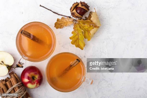 hot apple cider rum punch - cidre photos et images de collection