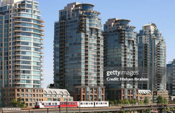 elevated sky train in yaletown, vancouver, bc, canada - vancouver skytrain stock pictures, royalty-free photos & images
