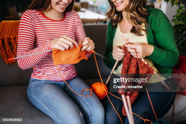 together knitting - la casa imagens e fotografias de stock