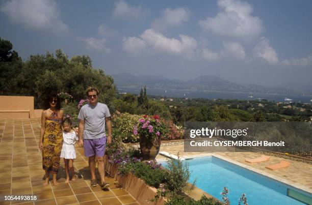 Eddy MITCHELL, chanteur français, en vacances avec son épouse Muriel et ses filles Pamela et Marilyn dans leur propriété de Saint-Tropez en août...