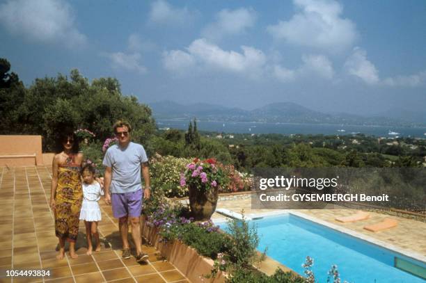 Eddy MITCHELL, chanteur français, en vacances avec son épouse Muriel et ses filles Pamela et Marilyn dans leur propriété de Saint-Tropez en août...