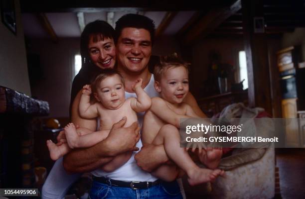 Le judoka David DOUILLET chez lui à Neufchâtel-en-Bray en Seine-Maritime le 11 octobre 1993. Avec sa femme Florence et leurs enfants Jérémie et...