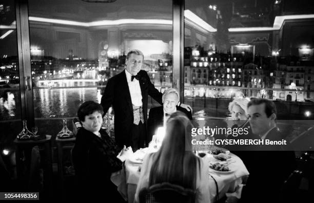 Paris, France, 31 décembre 1999 --- Le réveillon de l'an 2000 dans le grand restaurant La Tour d'Argent. Son chef Claude TERRAIL posant debout près...