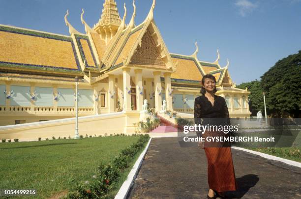 Après 13 ans d'exil, le roi Norodom SIHANOUK retourne au Cambodge : sa fille aînée, la princesse BHUPPA DEVI à PHNOM PENH, le 14 novembre 1991. Ici,...