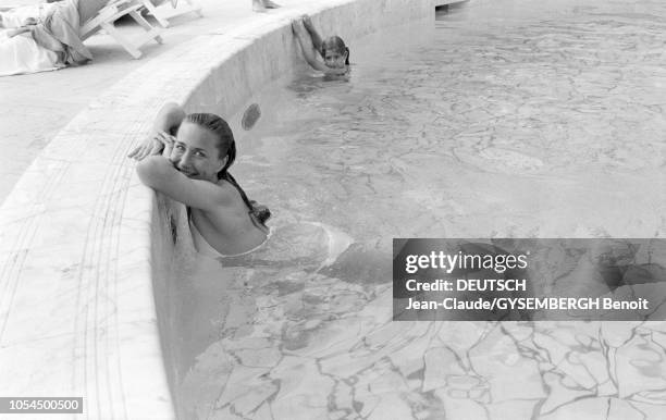 Le 33ème Festival de Cannes se déroule du 9 au 23 mai 1980. Brigitte FOSSEY, actrice française, s'appuyant contre le rebord d'une piscine.