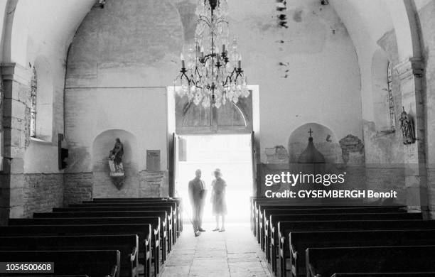 France, juillet 1986 --- L'église de France est confrontée à la crise des vocations. Le père Maurice LEVEL, curé bourguignon, administre six...