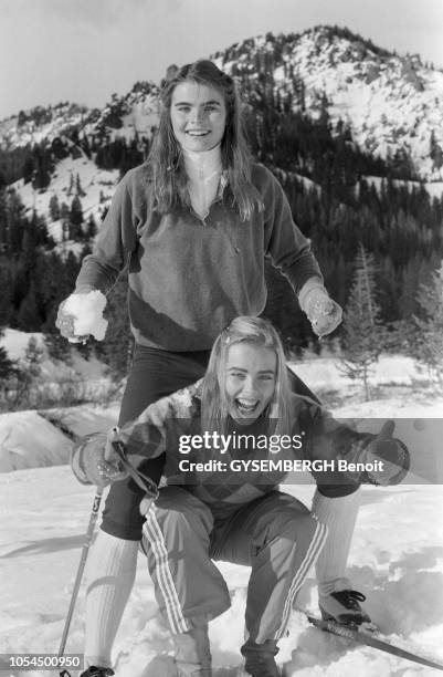 Sun Valley , Etats-Unis, 28 décembre 1980 --- Les trois soeurs HEMINGWAY, Mariel, Margaux et Joan, dite "Muffet", ont rejoint leurs parents Jack et...