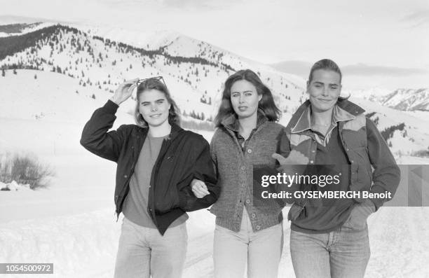 Sun Valley , Etats-Unis, 28 décembre 1980 --- Les trois soeurs HEMINGWAY, Mariel, Margaux et Joan, dite "Muffet", ont rejoint leurs parents Jack et...