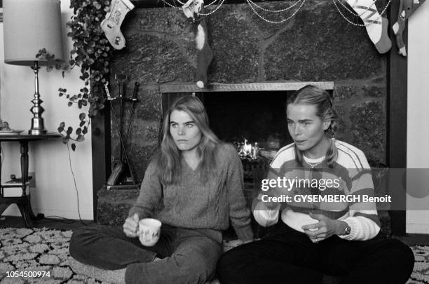 Sun Valley , Etats-Unis, 28 décembre 1980 --- Les trois soeurs HEMINGWAY, Mariel, Margaux et Joan, dite "Muffet", ont rejoint leurs parents Jack et...