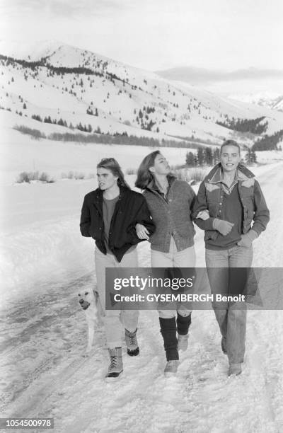 Sun Valley , Etats-Unis, 28 décembre 1980 --- Les trois soeurs HEMINGWAY, Mariel, Margaux et Joan, dite "Muffet", ont rejoint leurs parents Jack et...