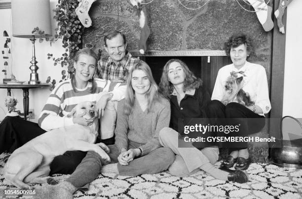 Sun Valley , Etats-Unis, 28 décembre 1980 --- Les trois soeurs HEMINGWAY, Mariel, Margaux et Joan, dite "Muffet", ont rejoint leurs parents Jack et...