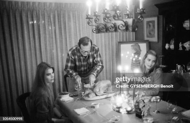 Sun Valley , Etats-Unis, 28 décembre 1980 --- Les trois soeurs HEMINGWAY, Mariel, Margaux et Joan, dite "Muffet", ont rejoint leurs parents Jack et...