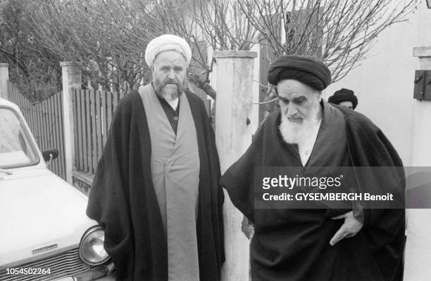 Neauphle-le-Château, Yvelines, France, 25 décembre 1978 --- L'ayatollah Rouhollah KHOMEINI, expulsé d'Irak depuis le 6 octobre, s'est installé dans...