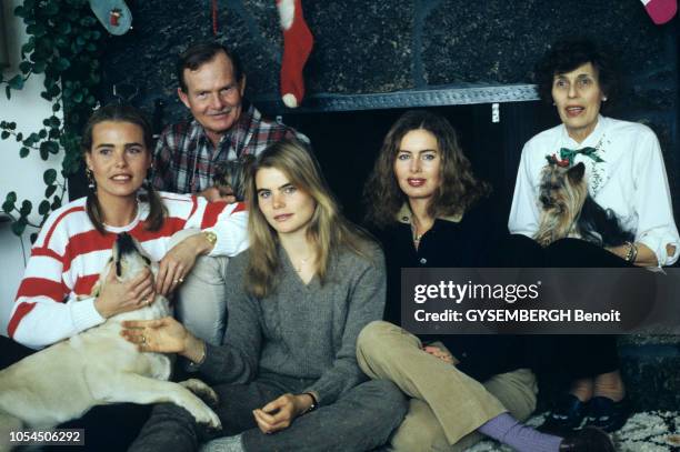 Sun Valley , Etats-Unis, 28 décembre 1980 --- Les trois soeurs HEMINGWAY, Mariel, Margaux et Joan, dite "Muffet", ont rejoint leurs parents Jack et...
