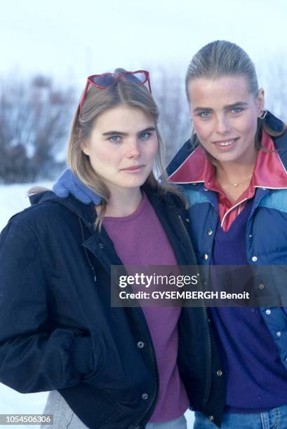 Sun Valley , Etats-Unis, 28 décembre 1980 --- Les trois soeurs HEMINGWAY, Mariel, Margaux et Joan, dite "Muffet", ont rejoint leurs parents Jack et...