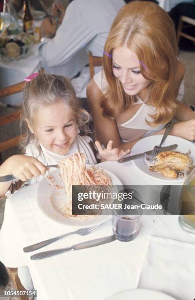 Rome, Italie, septembre 1968 --- L'actrice suédoise Britt EKLAND à Rome avec sa fille Victoria Sellers, 3 ans et demi, pour le tournage du film "Les...